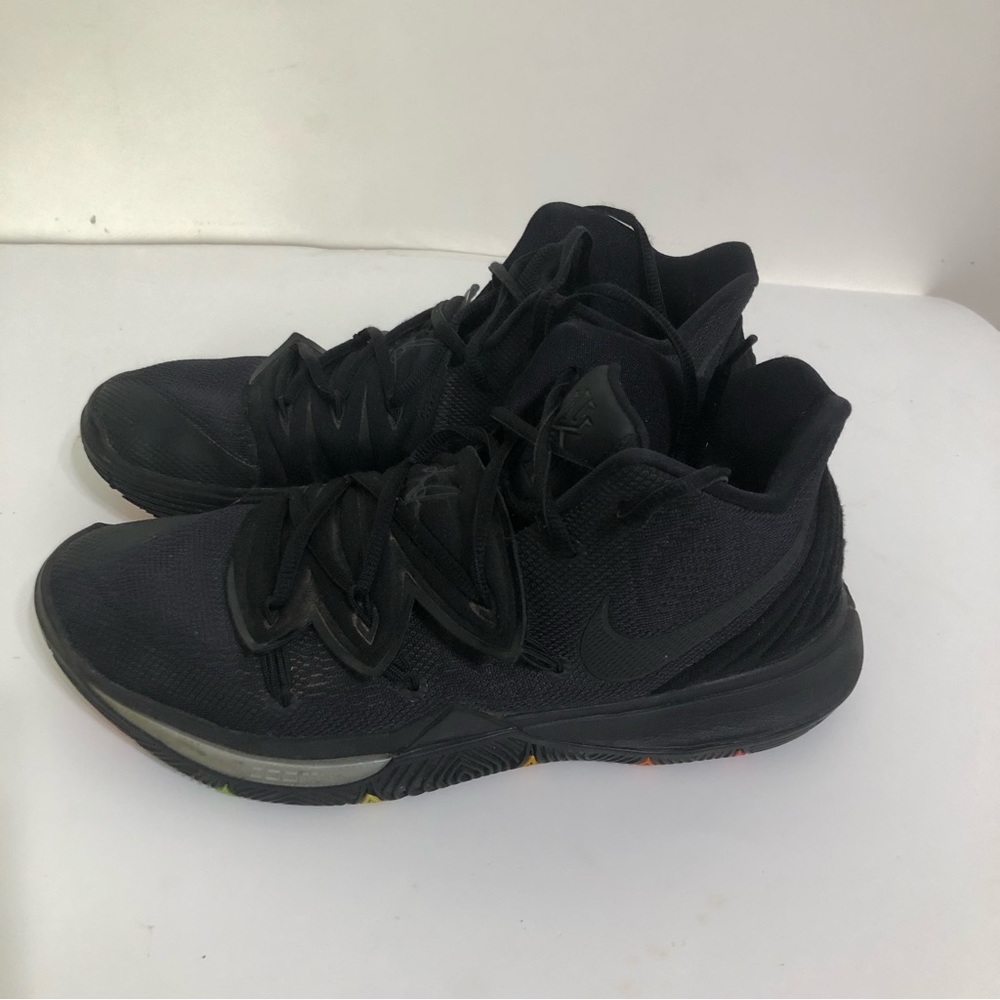 Nike Kyrie 5 Rainbow Sole  Triple Black  Air Zoom Turbo Size 10.5 A02918-001